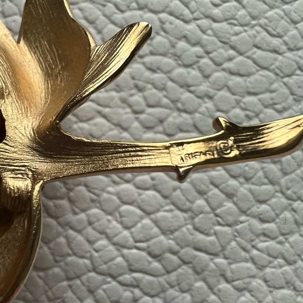 Elegant Gold Rose Brooch - Picture 5 of 5